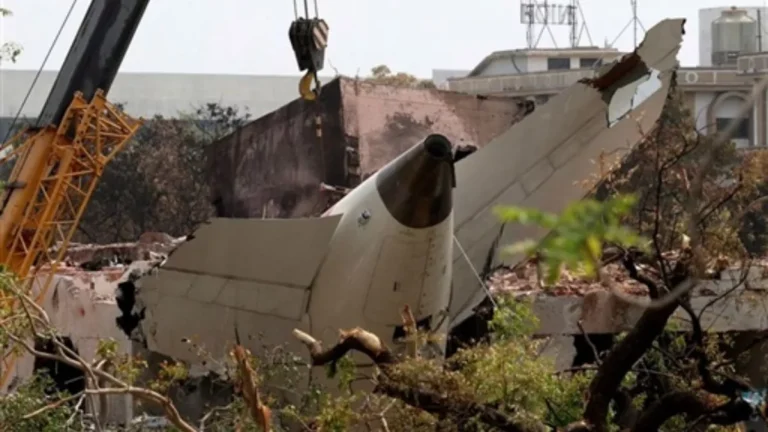 कौन है वो 17 साल का वो लड़का, जिसने बनाई थी अहमदाबाद प्लेन क्रैश की वीडियो? पुलिस घर से उठाकर ले गई