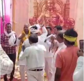 ओमप्रकाश राजभर की पार्टी सुभासपा के पूर्व राष्ट्रीय उपाध्यक्ष महेंद्र राजभर को माला पहनाकर मारे कई थप्पड़….