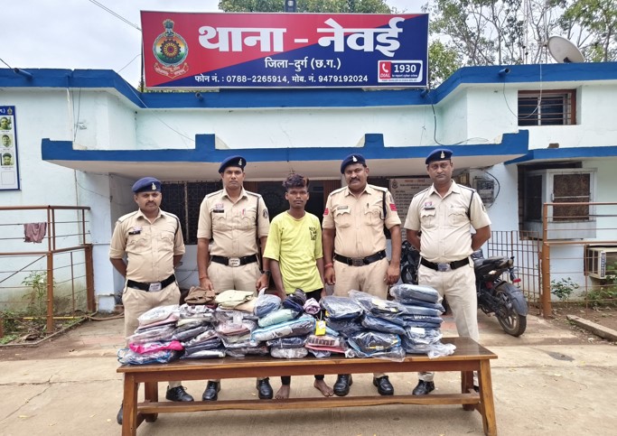 कपड़ा दुकान से चोरी करने वाला आरोपी को चंद घण्टे में गिरफ्तार किया गया, चोरी की संपूर्ण सामग्री बरामद