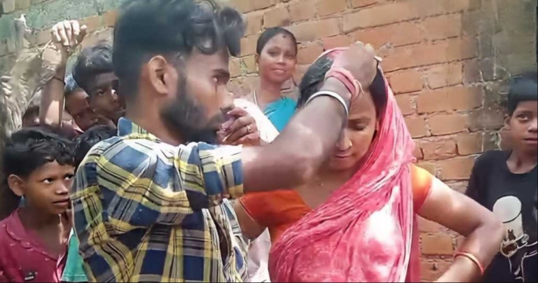 झारखंड में प्यार की पंचायत…21 वर्षीय लड़के से पति ने कराई 45 साल की पत्नी की शादी, महिला के 2 बच्चे भी बने बराती