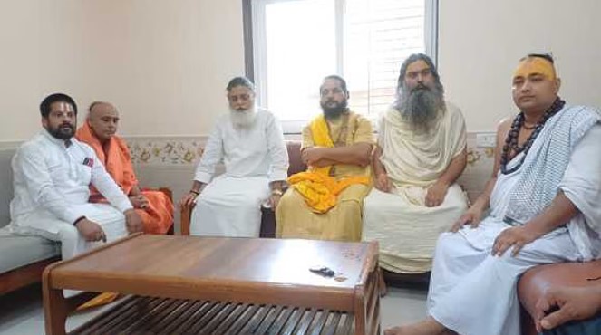 प्रेमानंद महाराज की वायरल हुई फोटो, संत समाज में आक्रोश; दे डाली ये चेतावनी