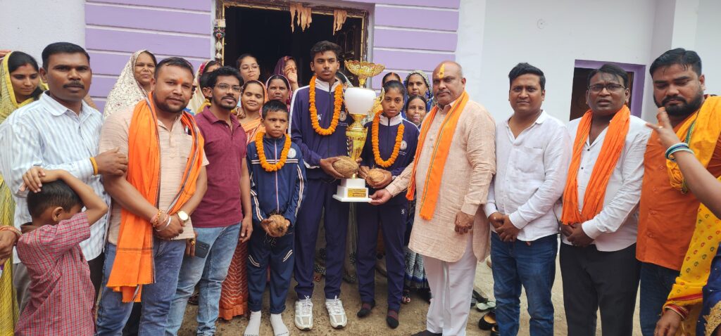 दुर्ग ग्रामीण विधायक ललित चंद्राकर ने साइकिल पोलो प्रतियोगिता में स्वर्ण पदक प्राप्त करने वाले खिलाड़ियों का किया सम्मान