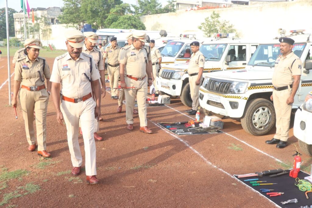 सुखनंदन राठौर, अतिरिक्त पुलिस अधीक्षक (शहर) जिला दुर्ग द्वारा रक्षित केन्द्र, दुर्ग में आयोजित जनरल परेड की सलामी लिया गया