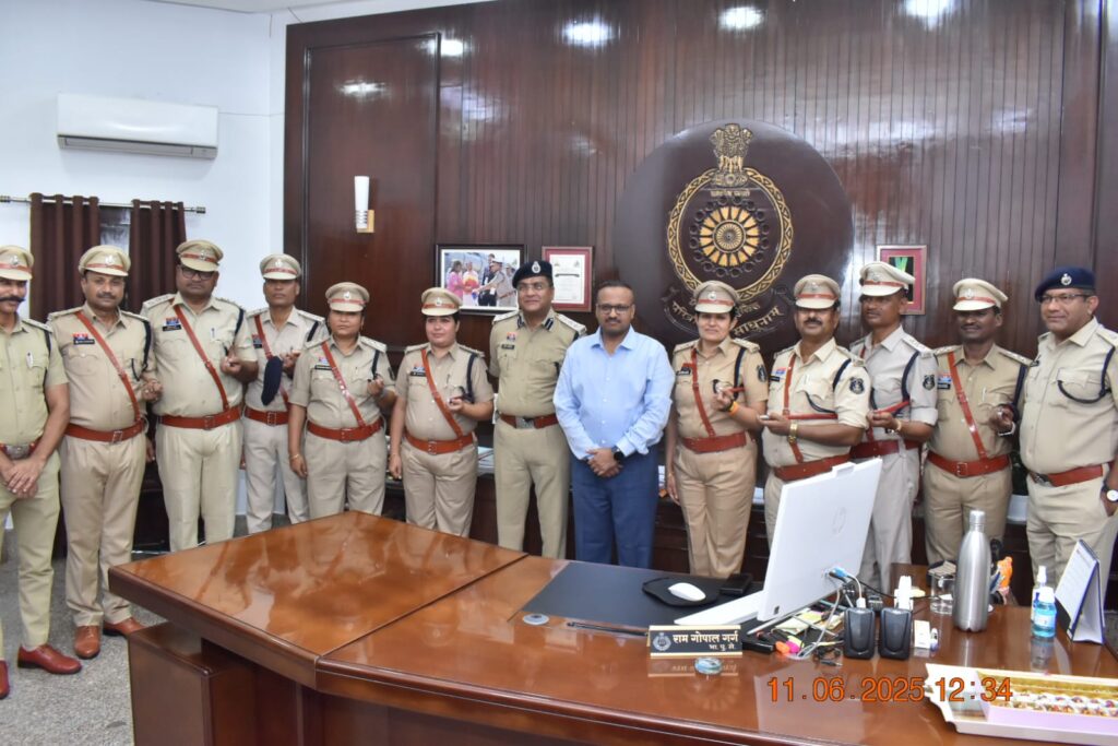 दुर्ग रेंज के 09 निरीक्षक पदोन्नत होकर बने उप पुलिस अधीक्षक, पुलिस महानिरीक्षक द्वारा “पीपिंग सेरेमनी” में  स्टार लगाकर किया पदोन्नत