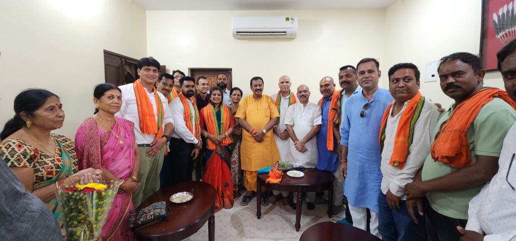 रिसाली नगर निगम के कांग्रेस पार्टी  से  पार्षद  डॉ सीमा साहू सहित कांग्रेस के 20 कार्यकर्ता ने  भारतीय जनता पार्टी की सदस्यता ग्रहण किया