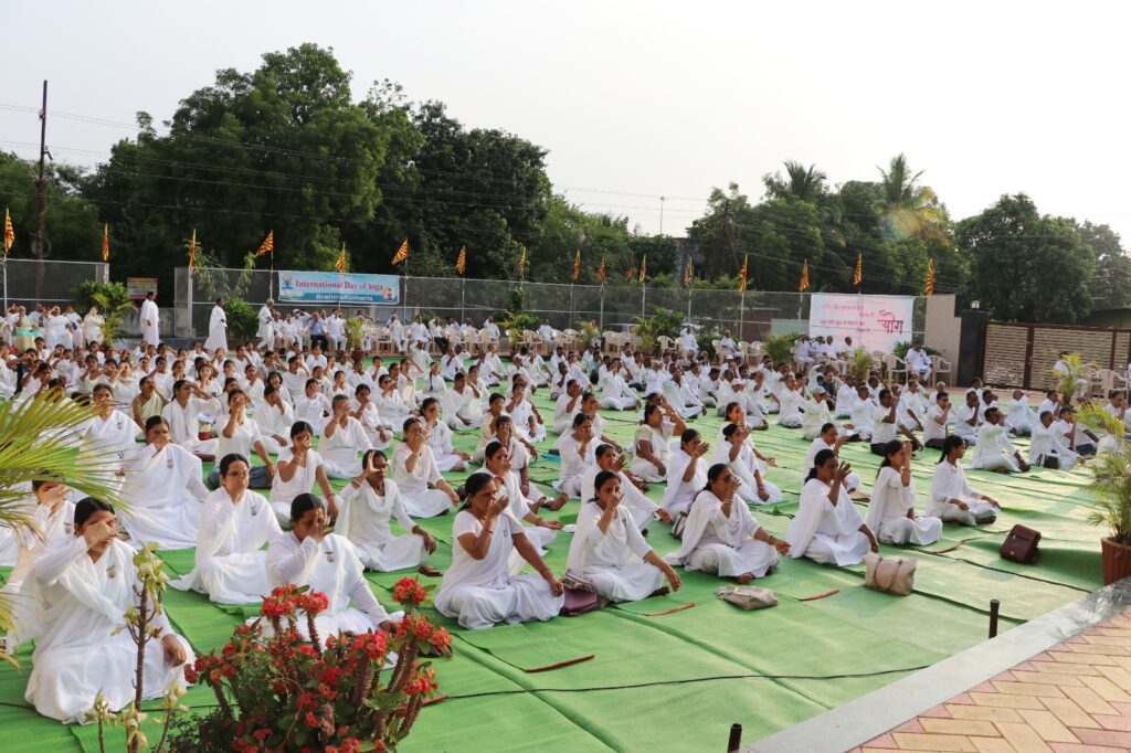 प्रात: भोर से ब्रह्मा वत्सों ने विभिन्न योगासन कर दिया तन मन से स्वस्थ रहने का संदेश