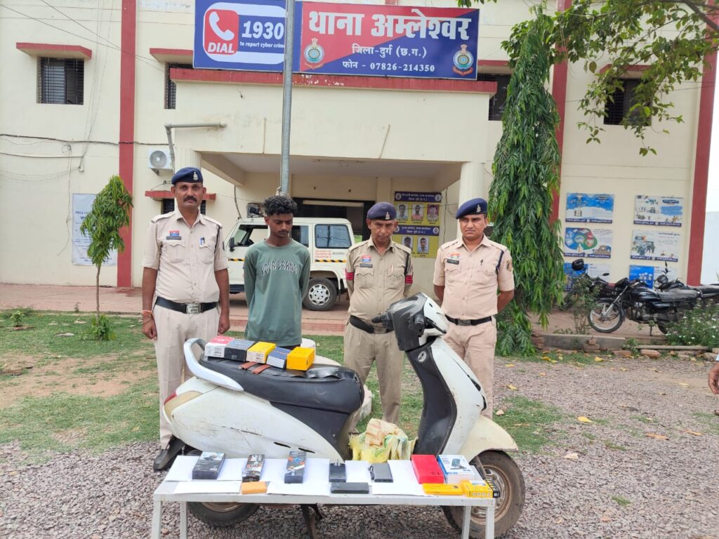 दुकान के शटर का ताला तोड़कर चोरी करने वाला आरोपी गिरफ्तार, 14 नग मोबाईल, 8 नग पावर बैंक , 2 नग स्मार्ट वॉच एवं चोरी में प्रयुक्त एक्टीवा वाहन बरामद