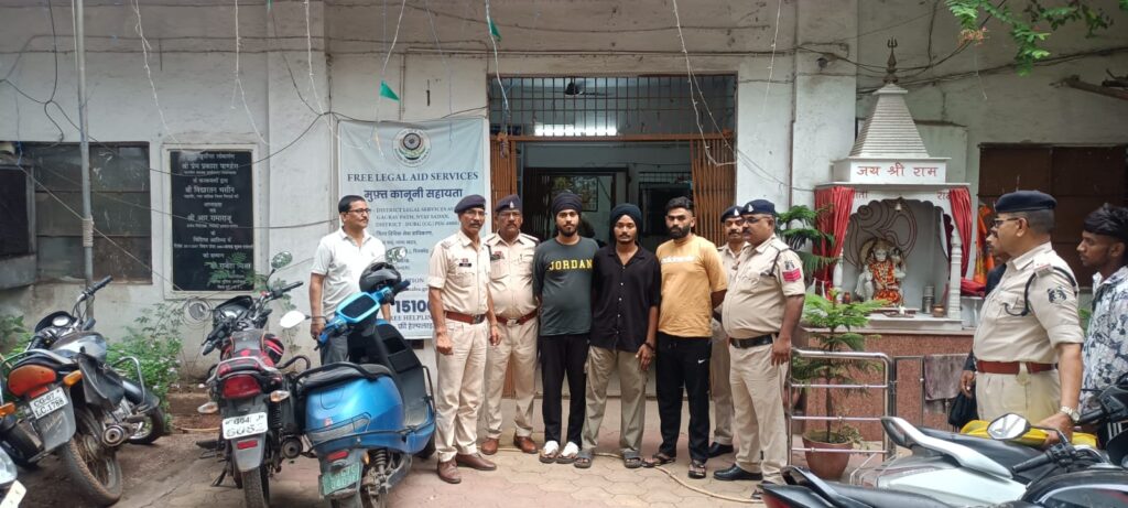 थाना खुर्सीपार पुलिस द्वारा प्रार्थी को अपहरण कर ले जाकर मारपीट करने वाले आरोपियों को गिरफ्तार किया गया