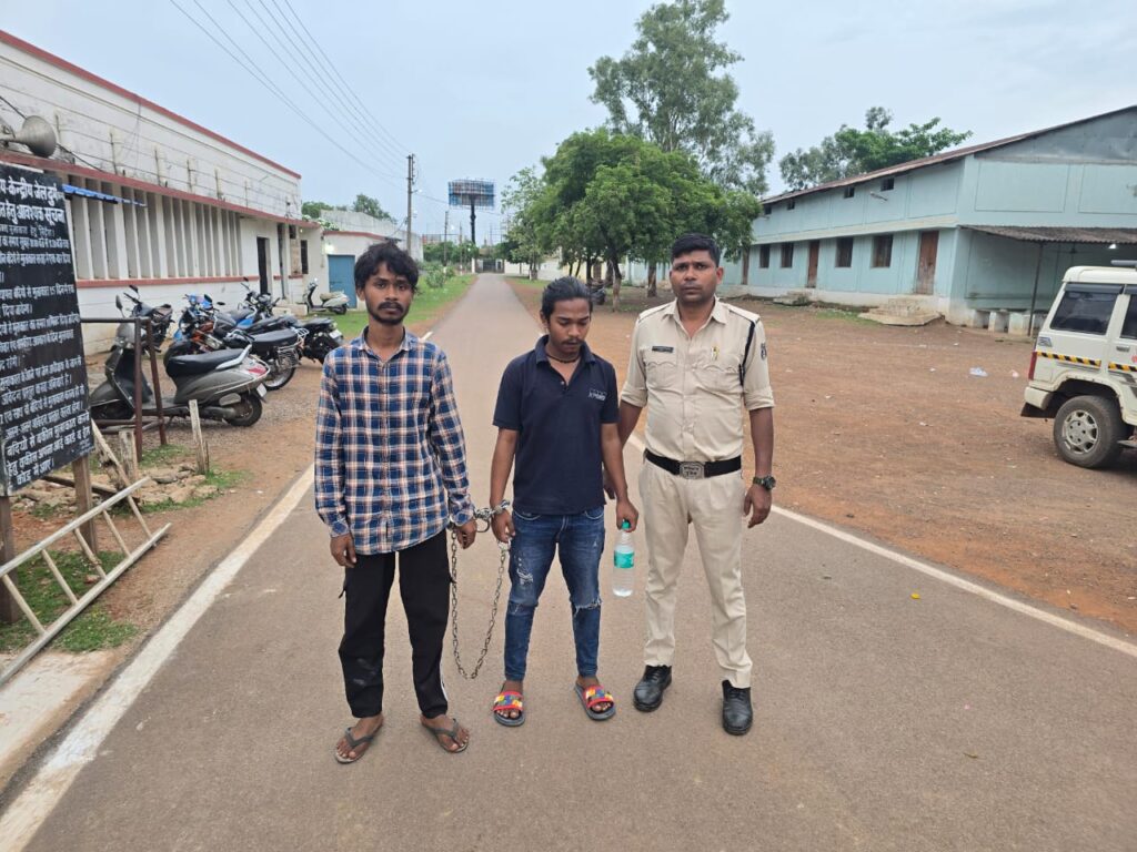 चाकूबाजी करने वाले दो शातिर बदमाश गिरफ्तार, आरोपियों के कब्जे से घटना में प्रयुक्त चाकू जप्त