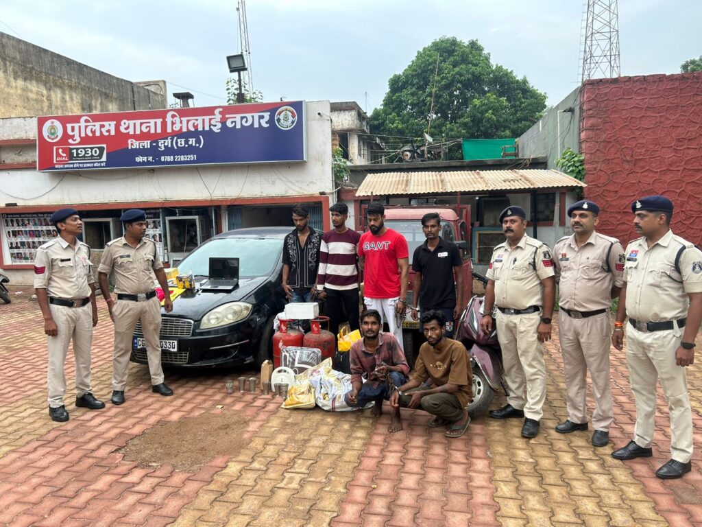 हुडको भिलाई के मकान से सोने के जेवरात सहित लेपटाप, ए.सी, बर्तन सिलेंडर एवं कपड़े़ की चोरी करने वाले आरोपी पुलिस की गिरफ्त में