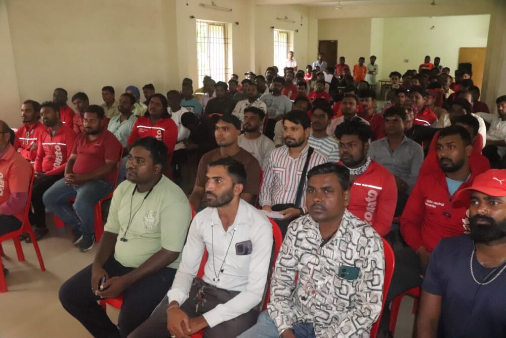 पार्सल सुविधा उपलब्ध कराने वाली कंपनियों के वेण्डर बॉय एवं पान ठेला संचालकों की ली गई बैठक