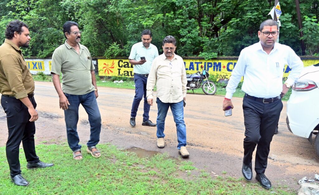 आयुक्त ने किया वर्किग वुमन हाॅस्टल निर्माण स्थल का निरीक्षण