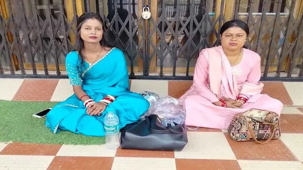 घर में लगा ताला… तो ससुराल की दहलीज पर धरने पर बैठी दो बहुएं, लगा रही मदद की गुहार, जानें क्या है मामला