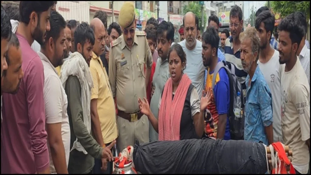 UP के मुजफ्फरनगर में कांवड़ पर थूकने के बाद बवाल, कांवड़ियों ने जमकर काटा हंगामा