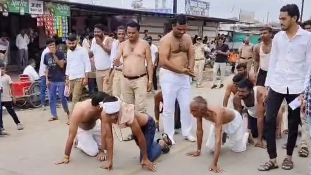 देवास के कन्‍नौद में अर्द्धनग्न होकर घुटने के बल सड़क पर चले किसान, क्‍या है माजरा
