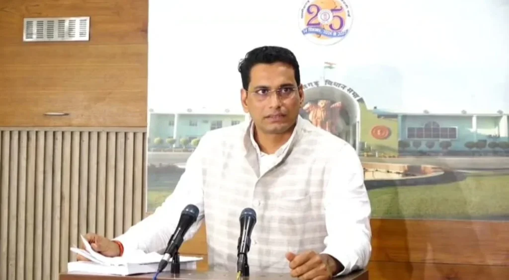 विधानसभा में देवेंद्र ने खोल दी सरकार के सुशासन की पोल, अपराध फलफूल रहा