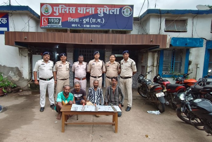 धारदार लोहे का चापड, लोहे का गंडसा एवं लोहे का चाकु लहराकर डरा धमकाने वाले आरोपी पुलिस की गिरफ्त में