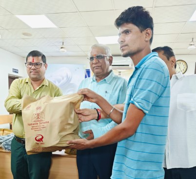 नमस्ते दिवस के अवसर पर सफाई मित्रों को वितरण किया गया सुरक्षा उपकरण