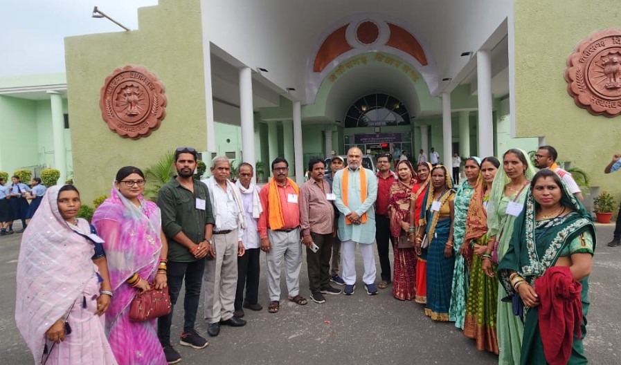 विधायक ललित चंद्राकर के साथ पंचायत प्रतिनिधियों ने विधानसभा परिसर भ्रमण कर सदन की कार्यवाही देखा