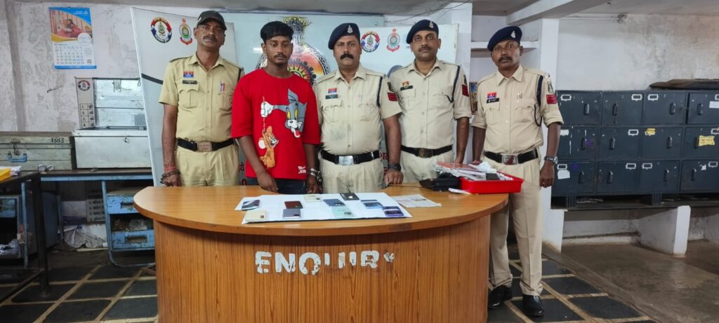रथ यात्रा मे भीड़ का फायदा उठाकर मोबाईल चोरी करने वाले गिरोह का पुलिस ने किया पर्दाफाश, 10 नग मोबाईल बरामद