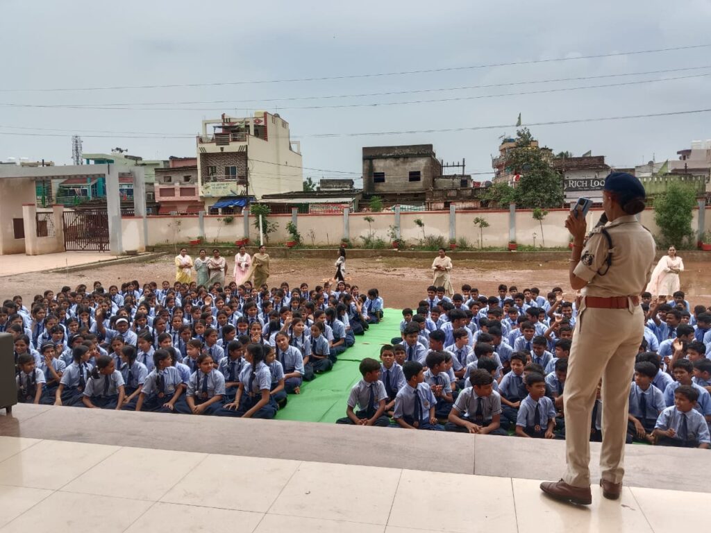 नशे के खिलाफ चलाए जा रहे अभियान ऑपरेशन विश्वास के तहत् दुर्ग पुलिस पहुंची सुपेला स्थित फरीद नगर केआत्मानंद स्कूल
