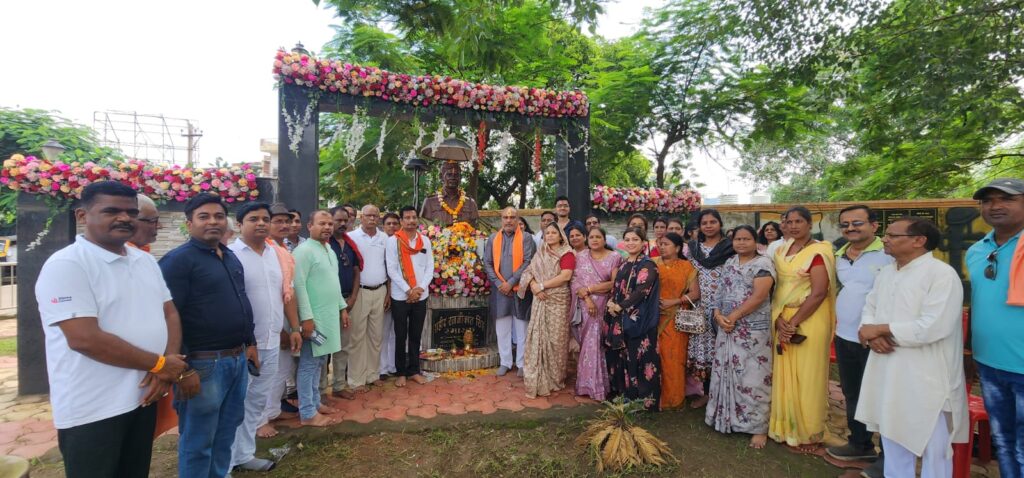 मदनवाड़ा शहादत दिवस पर दुर्ग ग्रामीण विधायक ललित चंद्राकर ने शहीदों को दी  श्रद्धांजलि