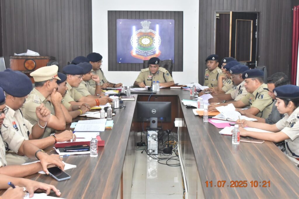 वरिष्ठ पुलिस अधीक्षक श्री विजय अग्रवाल व्दारा लिया गया समीक्षा बैठक