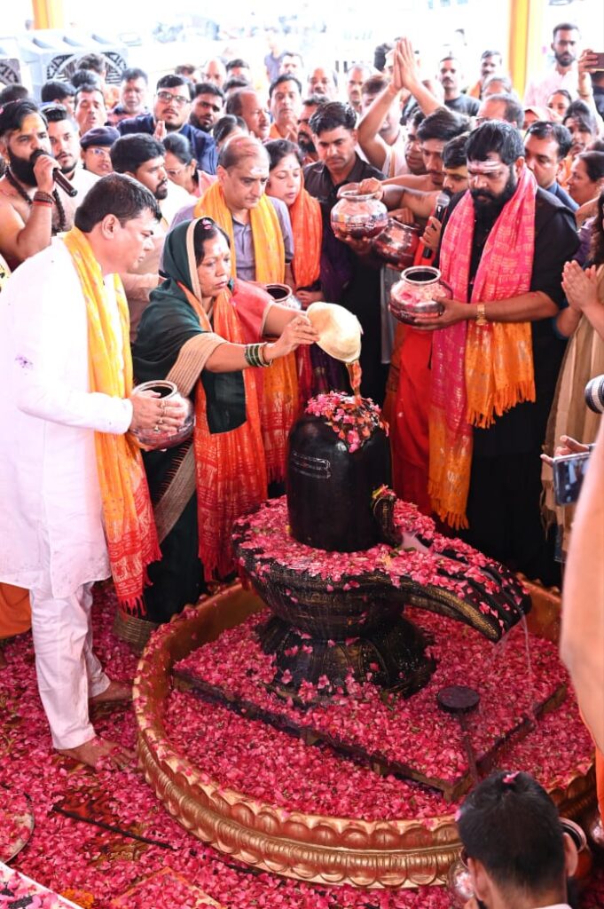सावन के पहले सोमवार को हुआ रूद्राभिषेक, पार्थिव शिवलिंग की स्थापना के साथ शुरू हुई शिवमहापुराण कथा का भूमिपूजन