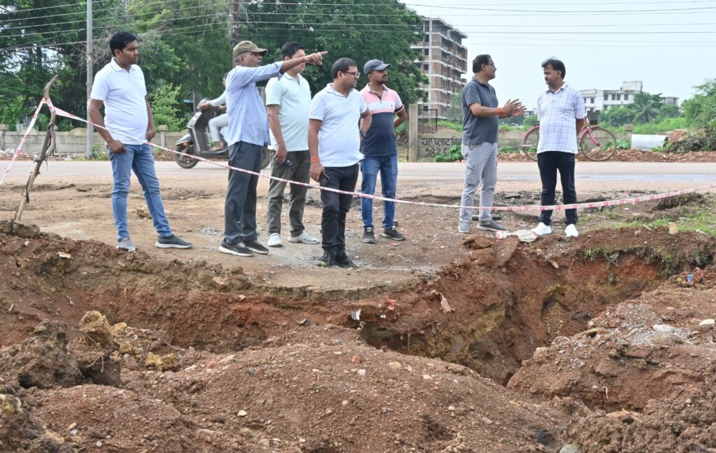 आयुक्त ने पाइप लाईन शिफ्टिंग एवं पार्किग के कार्यो का किया अवलोकन