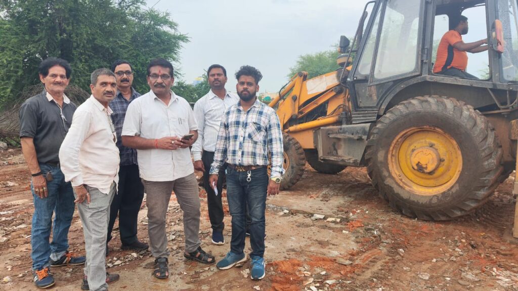 आयुक्त के निर्देश पर नालियों के उपर से अतिक्रमण हटाया गया