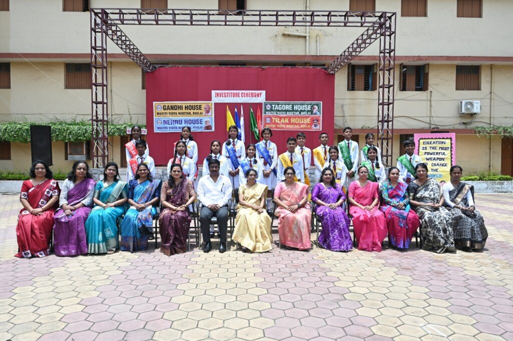 मैत्री विद्या निकेतन में अलंकरण और शपथ ग्रहण समारोह सम्पन्न