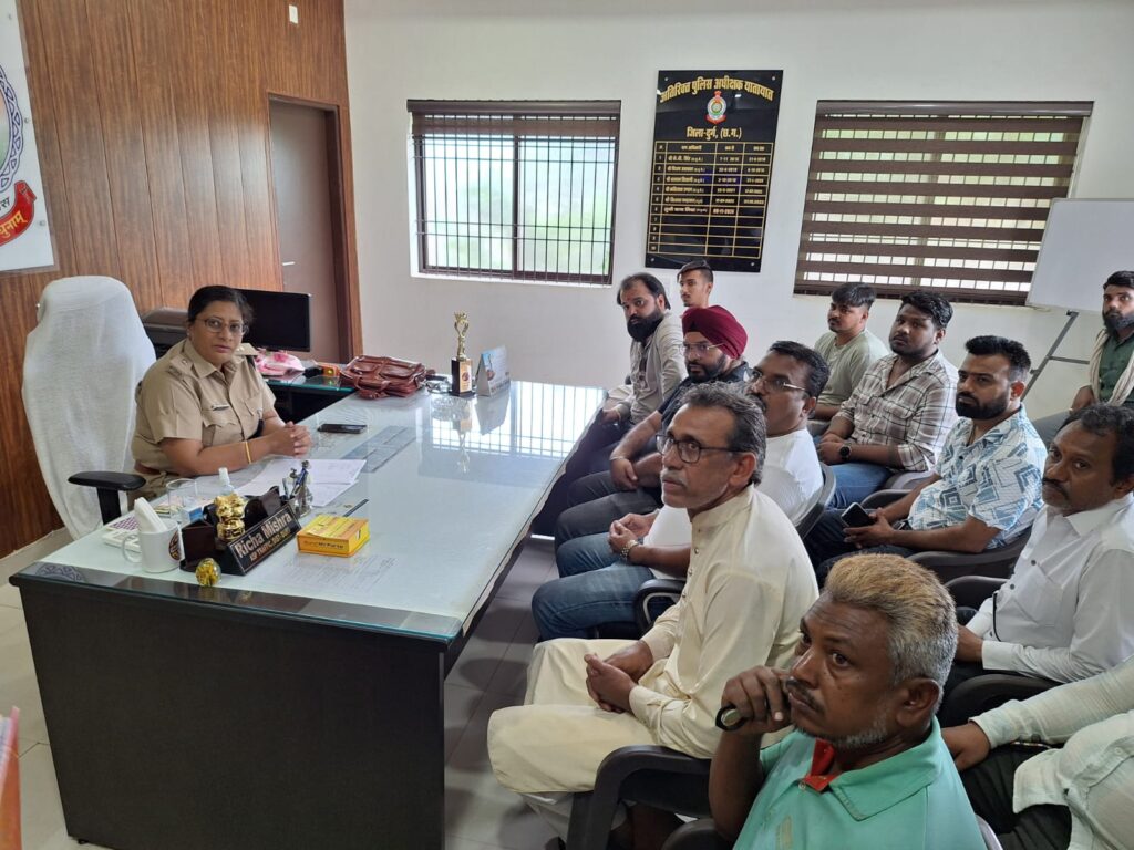 यातायात पुलिस दुर्ग द्वारा ऑटो पार्ट्स, कार एसेसिरिज, व्यापारियों की मीटिंग लेकर अमानक पार्ट्स विक्रय न करने हेतु दी गई समझाईस