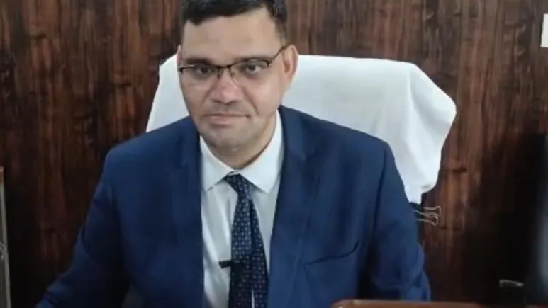 IAS अफसर ने कान पकड़कर उठक-बैठक लगाई, वकीलों से मांगी माफी, जानिए क्या है पूरा मामला