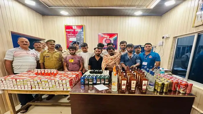 चेनपुलिंग कर ट्रेन में शराब-बियर की हो रही थी लोडिंग, बिहार में एंट्री से पहले हुई सर्जिकल स्ट्राइक