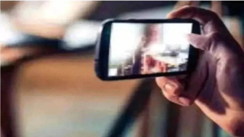 महिला ने गार्ड का बनाया न्यूड वीडियो, करती रही ब्लैकमेल, पीड़ित ने जमीन गिरवी रखकर दिए पैसे