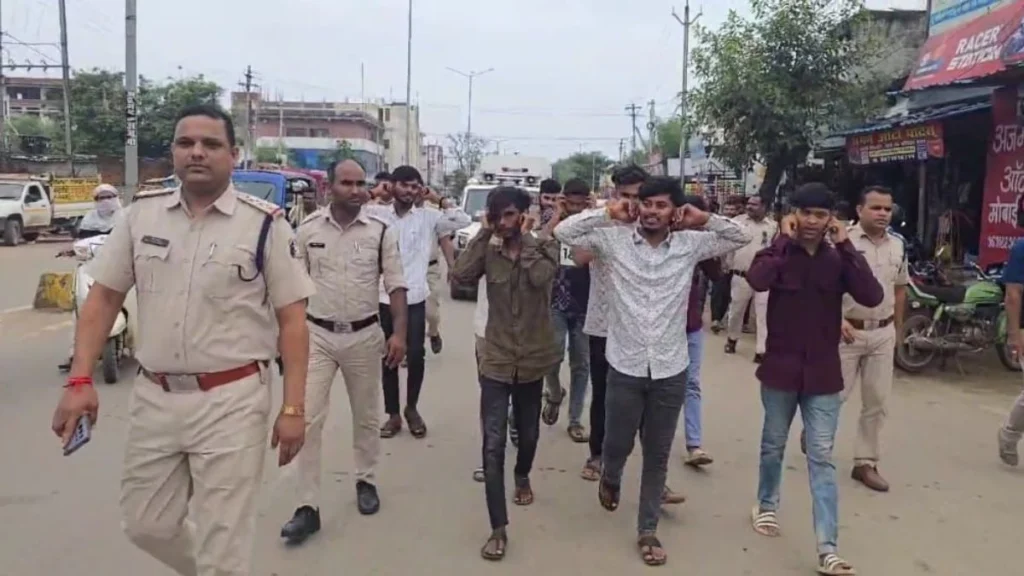 सड़क पर जन्मदिन का जश्न मनाना पड़ गया भारी, 10 गिरफ्तार, कान पकड़कर मांगते रहे माफी