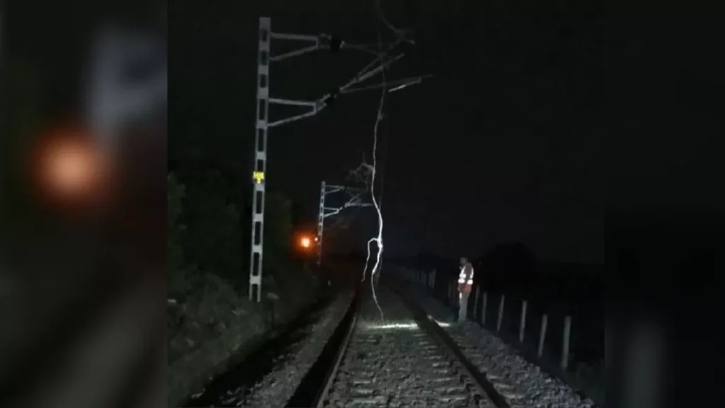 यूपी में बलिया एक्सप्रेस अचानक से रुकी, यात्रियों को लगा तेज झटका; बाहर देखने पर सभी रह गए दंग