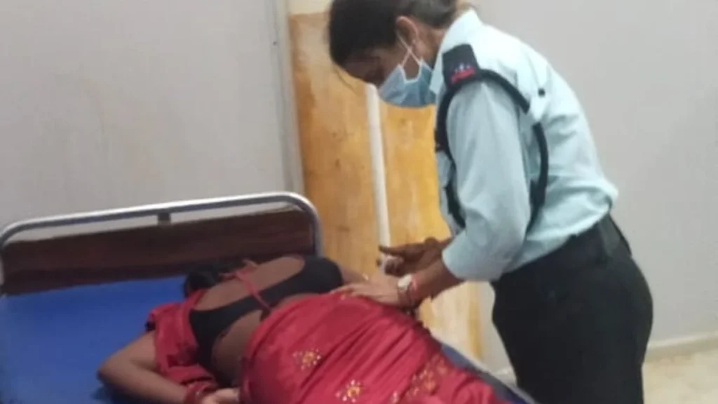 महिला गार्ड ने मरीज को लगाया इंजेक्शन, कलेक्टर ने थमाया नोटिस