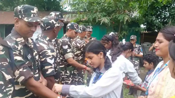 सरहद की सुरक्षा में लगे एसएसबी जवानों को स्कूली बच्चियों ने बांधा रक्षा सूत्र, राष्ट्र सुरक्षा को लेकर जताया आभार