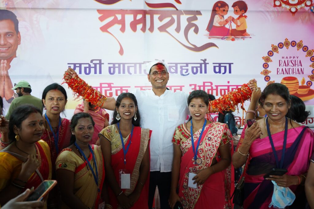 विधायक देवेंद्र यादव को रक्षा बंधन पर्व के अवसर फिर एक बार भिलाई की बहनों ने राखी बांध कर अपना धर्म निभाया