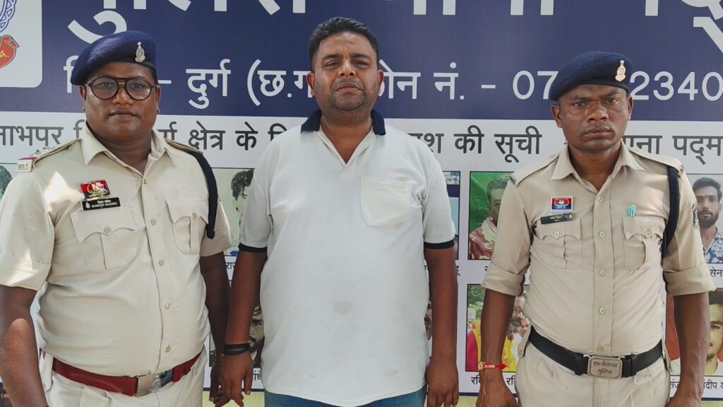 कर्ज वसूली के लिए बच्चे उठा लेने की धमकी देने वाला सूदखोर दुर्ग पुलिस के शिकंजे में