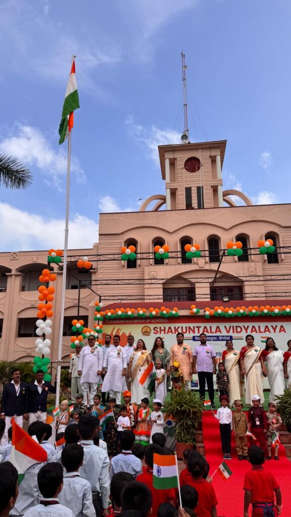 चंदन मेरे राष्ट्र की माटी, पवन गंगा जल है। श्री कृष्ण का कर्म ज्ञान तो, तिरंगा भरत गौर बल है