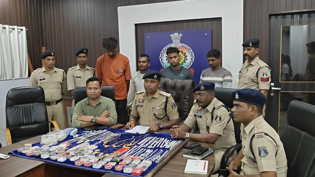 ज्वेलरी दुकान में चोरी करने वाला निगरानी बदमाश अपने साथियों के साथ पुलिस गिरफ्त में