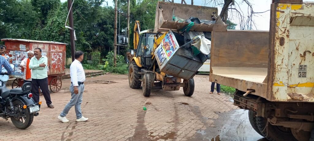यात्री बस प्रतिक्षालय पर अवैध रूप से संचालित ठेला को निगम ने हटाया