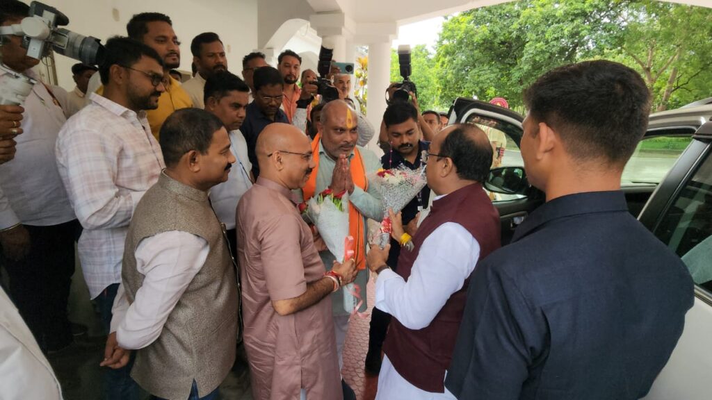 दुर्ग ग्रामीण विधायक ललित चंद्राकर और भाजपा जिला अध्यक्ष सुरेंद्र कौशिक ने किया उपमुख्यमंत्री अरुण साव का स्वागत अभिनंदन