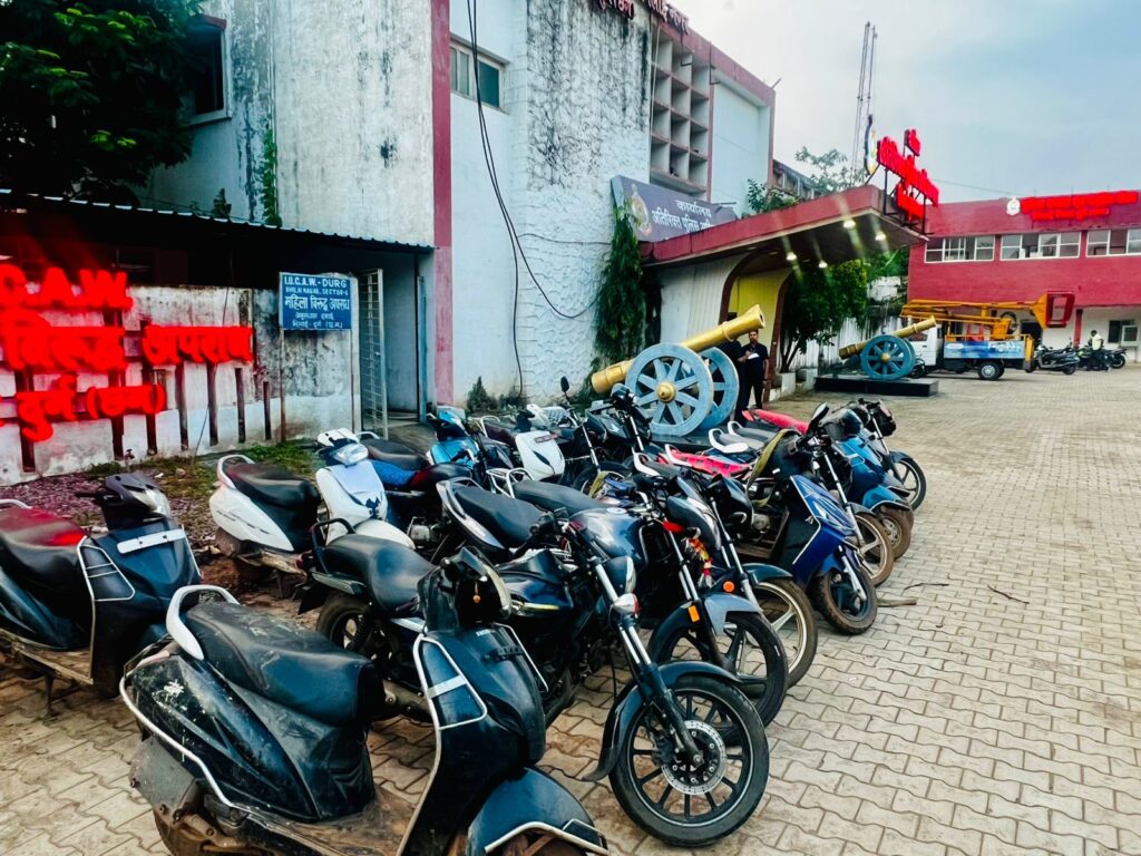 दुर्ग जिले में चोरी की 19 नग मोटर सायकल बरामद, 2 अपचारी बालक सहित 3 चोर गिरफ्तार