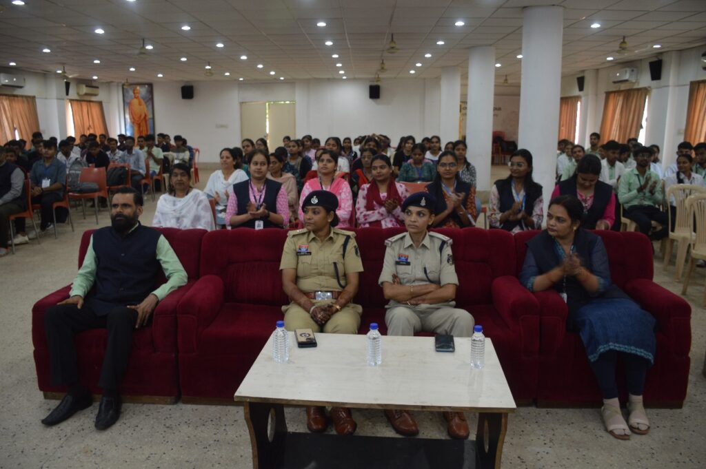 रक्षा टीम द्वारा नशे के विरुद्ध आपरेशन विश्वास के तहत जागरूकता प्रोग्राम हेतु सी एस आईं टी कॉलेज पुलगांव पहुंची