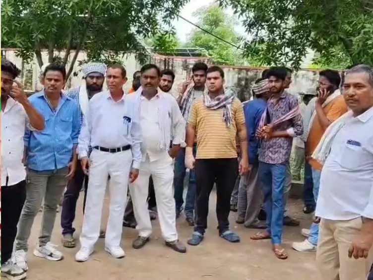 मुझे बचा लो! प्रेमिका की बात सुन गुजरात से दोस्तों संग गर्लफ्रेंड के घर पहुंचा आशिक फिर