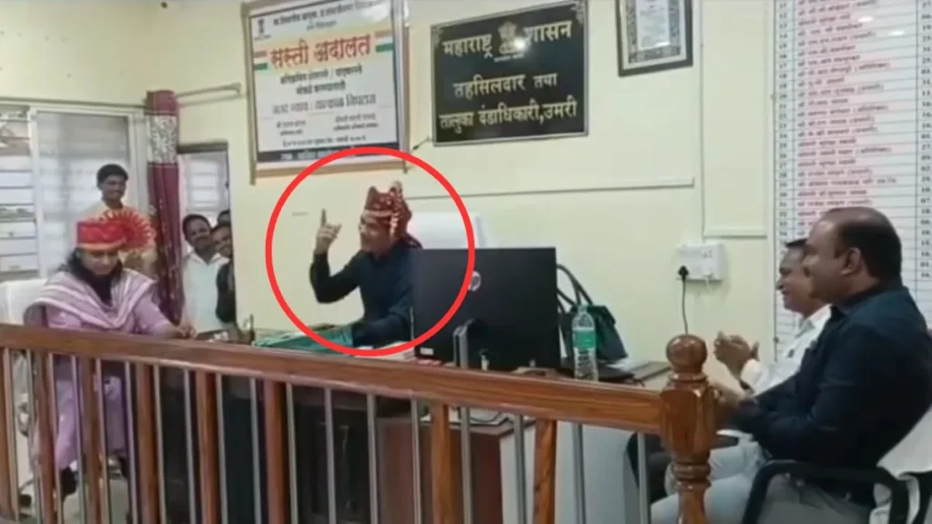 महंगा पड़ा गाने का शौक, तहसील कार्यालय में गाना गाने पर तहसीलदार निलंबित, VIDEO हुआ वायरल
