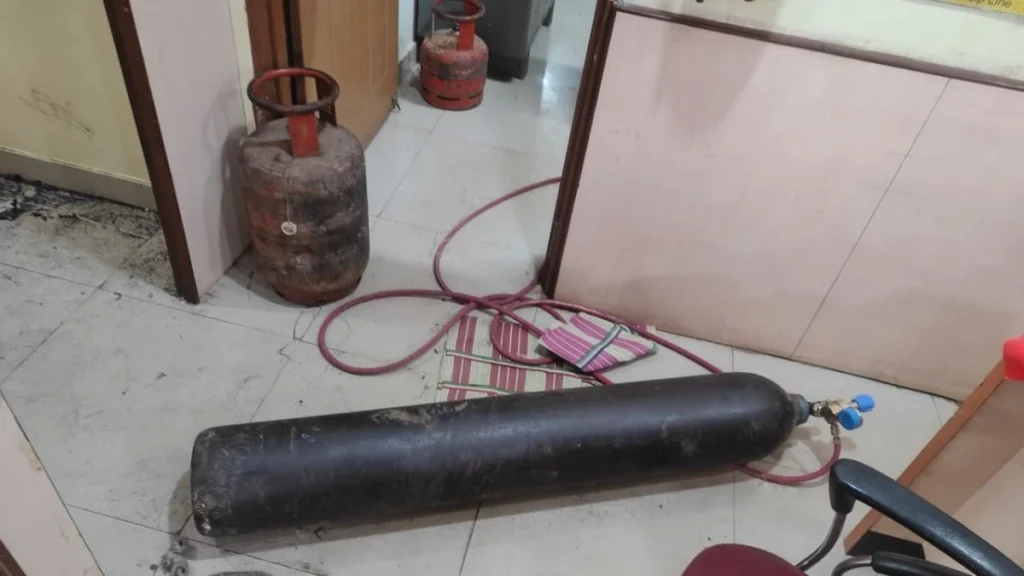 गैस कटर और सिलेंडर लेकर यूको बैंक में घुसे चोर, धुआं देखकर राहगीरों ने दी पुलिस को सूचना